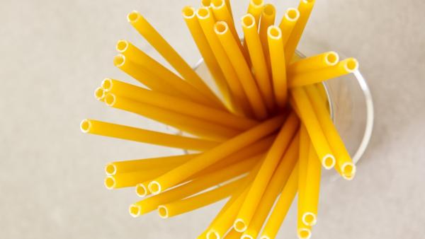 La pasta también puede servir como una pajita. La pasta también puede servir como una pajita.