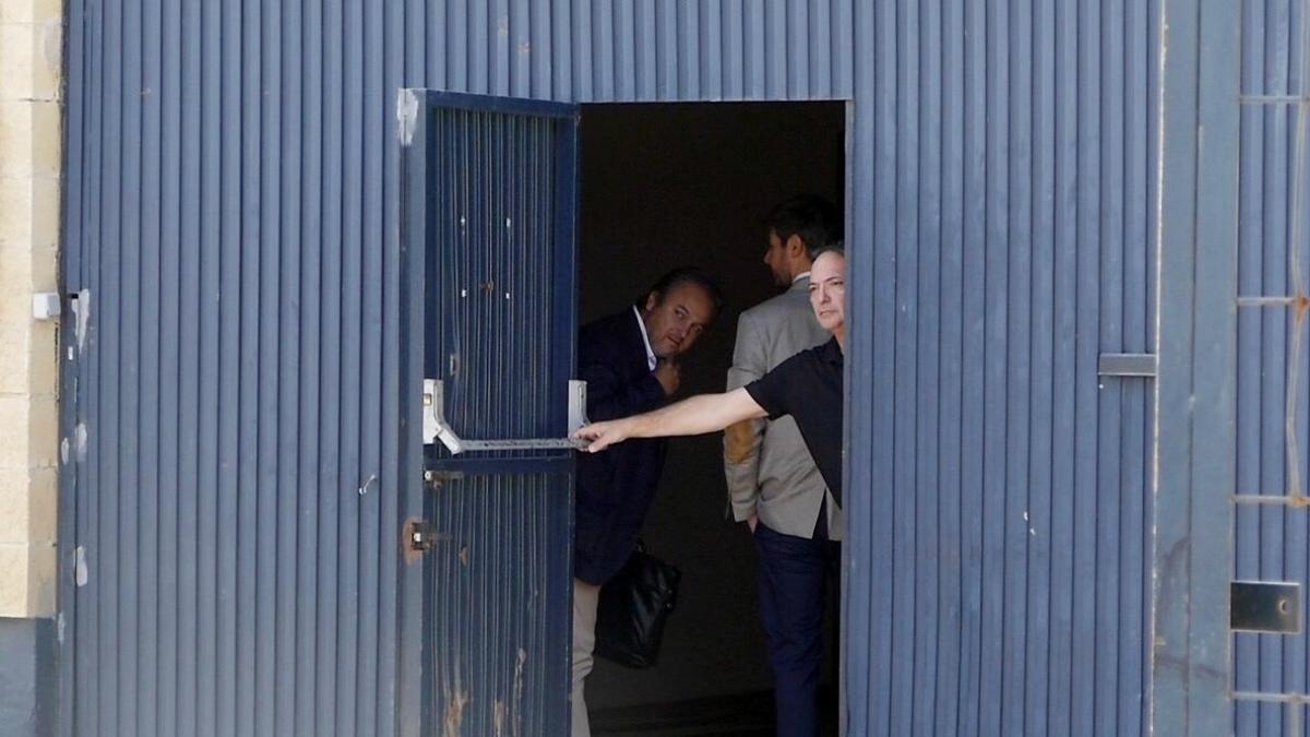 La Guardia Civil precinta y realiza un registro en la nave industrial de la empresa Magrudis por orden judicial