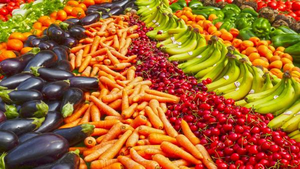 Frutas y verduras en un supermercado. Frutas y verduras en un supermercado.