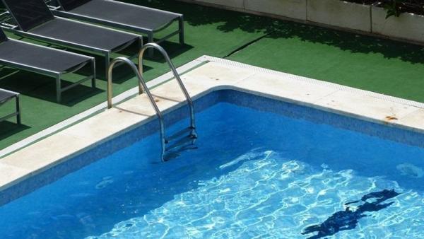 Imagen de archivo de una piscina Imagen de archivo de una piscina