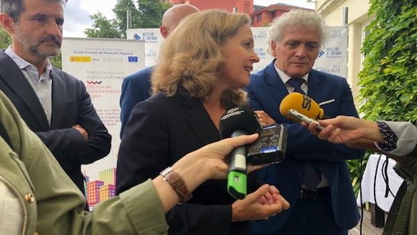 La ministra de Economía y Empresa, Nadia Calviño, y el presidente de la Asociación de Empresarios de Hostelería de Cantabria (AEHC), Ángel Cuevas La ministra de Economía y Empresa, Nadia Calviño, y el presidente de la Asociación de Empresarios de Hostelería de Cantabria (AEHC), Ángel Cuevas