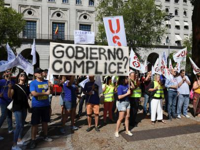 Concentración de tripulantes de cabina de Ryanair ante el Ministerio de Fomento