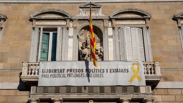 Pancarta y lazo amarillo en la Generalitat (Archivo) Pancarta y lazo amarillo en la Generalitat (Archivo)