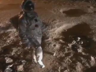 Se queja del nefasto estado de las carreteras como si fuera un astronauta en Marte