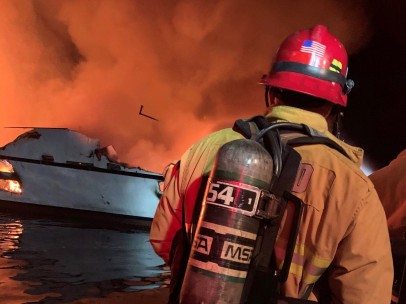 Incendio de un barco en la costa de California