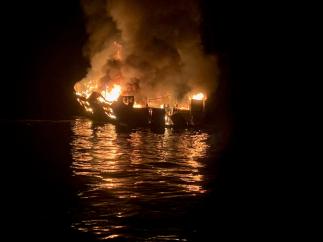 Incendio en un barco en aguas californianas