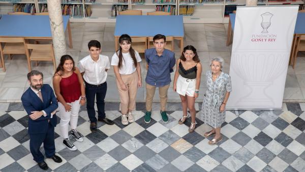 Cinco estudiantes de rentas bajas estudiarán el Bachillerato Internacional en el colegio San Francisco de Paula de Sevilla con becas de la Fundación Goñi y Rey. Cinco estudiantes de rentas bajas estudiarán el Bachillerato Internacional en el colegio San Francisco de Paula de Sevilla con becas de la Fundación Goñi y Rey.