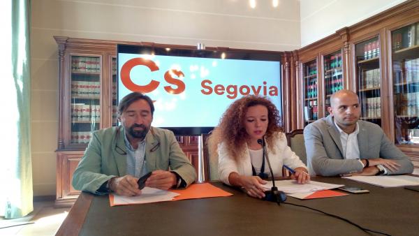 De izquierda a derecha los concejales Francisco Javier García, Noemí Otero y David García-Foj explican su propuesta de un plan para la rehabilitación de los polígonos industriales. De izquierda a derecha los concejales Francisco Javier García, Noemí Otero y David García-Foj explican su propuesta de un plan para la rehabilitación de los polígonos industriales.