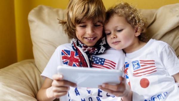 Dos niños usan una 'tablet' Dos niños usan una 'tablet'