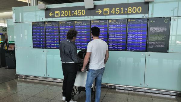 Pasajeros en el Aeropuerto de Barcelona-El Prat en una jornada de huelga del personal de tierra de Iberia (archivo) Pasajeros en el Aeropuerto de Barcelona-El Prat en una jornada de huelga del personal de tierra de Iberia (archivo)