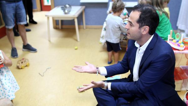 El vicepresidente de la Comunidad de Madrid, Ignacio Aguado, durante la inauguración del nuevo curso escolar 2019-2020 en la Escuela Infantil Palmas Palmitas de la capital madrileña. El vicepresidente de la Comunidad de Madrid, Ignacio Aguado, durante la inauguración del nuevo curso escolar 2019-2020 en la Escuela Infantil Palmas Palmitas de la capital madrileña.