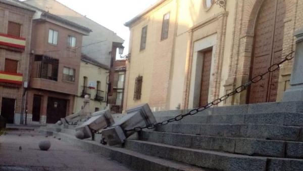 Daños en la balaustrada principal de la iglesia de Carbonero el Mayor. Daños en la balaustrada principal de la iglesia de Carbonero el Mayor.