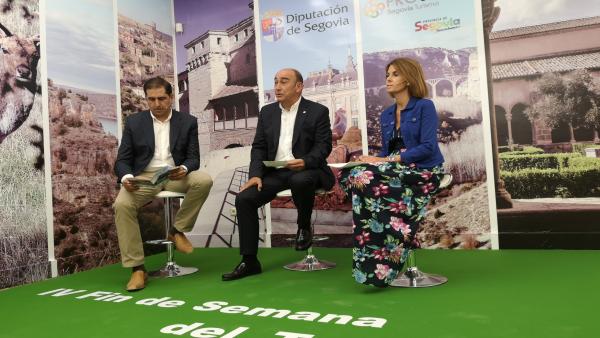 De izquierda a derecha el alcalde de Riaza, Benjamín Cerezo; el presidente de la Diputación, Miguel Ángel de Vicente, y la diputada de Prodestur, Magdalena Rodríguez, presentan el IV Fin de Semana del Turismo de Segovia De izquierda a derecha el alcalde de Riaza, Benjamín Cerezo; el presidente de la Diputación, Miguel Ángel de Vicente, y la diputada de Prodestur, Magdalena Rodríguez, presentan el IV Fin de Semana del Turismo de Segovia