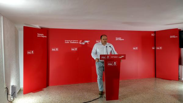 El secretario general del PSOE en Segovia, Jose Luís Aceves, en el atril de la sede del partido de la capital segoviana. El secretario general del PSOE en Segovia, Jose Luís Aceves, en el atril de la sede del partido de la capital segoviana.