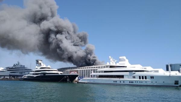 Incendio en el puerto de Barcelona Incendio en el puerto de Barcelona