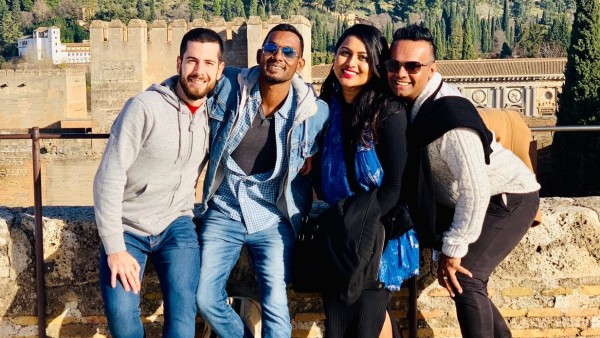 Avi Aryaan con su novio Adrián y unos amigos de Fiyi en Granada. Avi Aryaan con su novio Adrián y unos amigos de Fiyi en Granada.