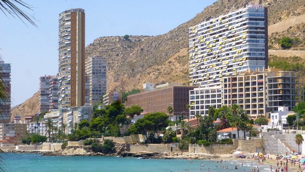 Vista de la playa de la Albufereta en Alicante. Vista de la playa de la Albufereta en Alicante.