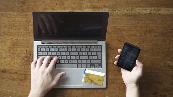 Una persona accediendo a su cuenta bancaria online Una persona accediendo a su cuenta bancaria online