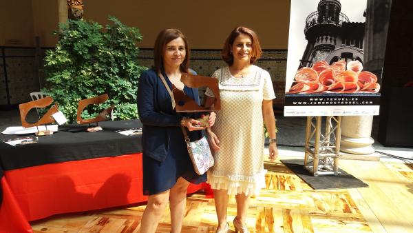 La alcaldesa de Teruel ha entregado el premio a la mejor Paleta de Teruel 2019 que ha recaído en Soincar con su marca Arcoiris. La alcaldesa de Teruel ha entregado el premio a la mejor Paleta de Teruel 2019 que ha recaído en Soincar con su marca Arcoiris.