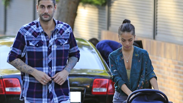 Melendi y Julia paseando con su hija Melendi y Julia paseando con su hija