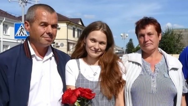 Yulia junto a sus padres biológicos Yulia junto a sus padres biológicos