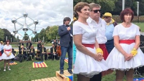 Puigdemont, frente al 'Atomium' de Bruselas Puigdemont, frente al 'Atomium' de Bruselas