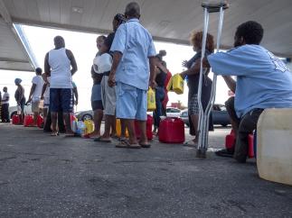 Residentes en Bahamas esperan para recoger gas.