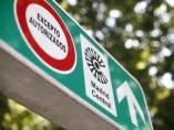 Señal con símbolo de prohibido aparcar al lado del distintivo de Madrid Central.
