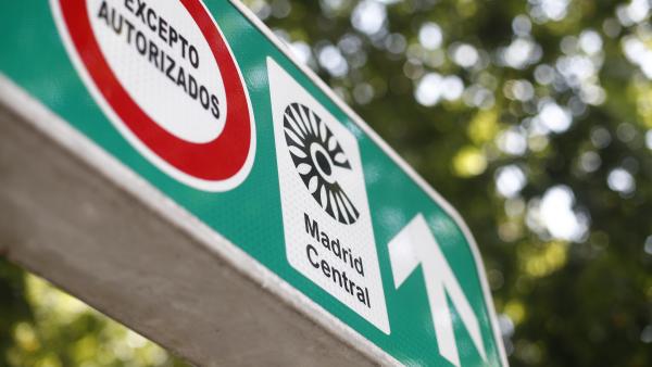 Señal con símbolo de prohibido aparcar al lado del distintivo de Madrid Central. Señal con símbolo de prohibido aparcar al lado del distintivo de Madrid Central.