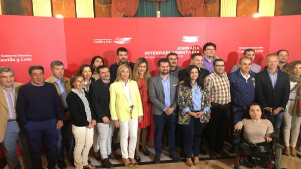 En El Centro Luis Tudanca, Secretario General Del PSOE De Castilla Y León, Y A La Derecha (Chaqueta De Flores), Esther Peña, Secretaria General Del PSOE De Burgos Y Diputada Nacional En El Centro Luis Tudanca, Secretario General Del PSOE De Castilla Y León, Y A La Derecha (Chaqueta De Flores), Esther Peña, Secretaria General Del PSOE De Burgos Y Diputada Nacional