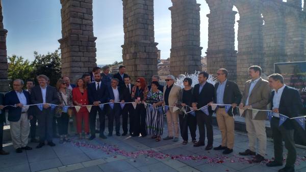 Autoridades y personalidades en la inauguración del Hay Festival 2019, con la presencia en el centro de la alcaldesa de Segovia, Clara Luquero, acompañada (a su derecha) por la directora del festival y el viceconsejero de Cultura. Autoridades y personalidades en la inauguración del Hay Festival 2019, con la presencia en el centro de la alcaldesa de Segovia, Clara Luquero, acompañada (a su derecha) por la directora del festival y el viceconsejero de Cultura.