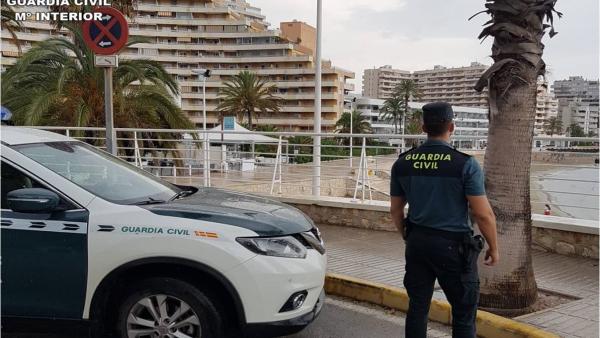 Uno agente ante el Paseo Marítimo de Calp. Uno agente ante el Paseo Marítimo de Calp.