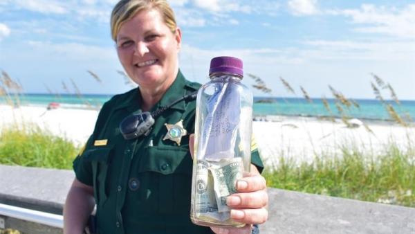 Botella lanzada al mar con las cenizas de un fallecido Botella lanzada al mar con las cenizas de un fallecido