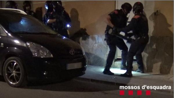 Los Mossos detienen a tres personas por secuestrar y torturar a un hombre Los Mossos detienen a tres personas por secuestrar y torturar a un hombre