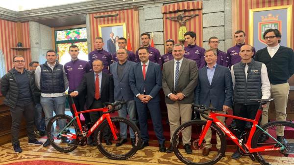 En el centro, el alcalde de Burgos, Daniel de la Rosa, a su derecha Levi Moreno, concejal de Deportes. En el centro, el alcalde de Burgos, Daniel de la Rosa, a su derecha Levi Moreno, concejal de Deportes.