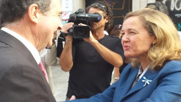 El alcalde de Vigo y presidente de la FEMP, Abel Caballero, y la ministra de Economía en funciones, Nadia Calviño. El alcalde de Vigo y presidente de la FEMP, Abel Caballero, y la ministra de Economía en funciones, Nadia Calviño.