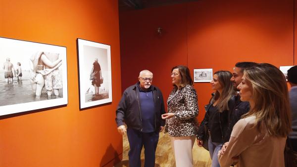 Díaz Burgos enseña su obra a los distintos representantes de las instituciones palentinas. Díaz Burgos enseña su obra a los distintos representantes de las instituciones palentinas.