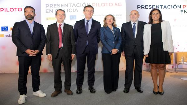 El alcalde de Vigo, Abel Caballero; el presidente de la Xunta, Alberto Núñez Feijóo; la ministra de Economía y Empresa, Nadia Calviño; y otras autoridades, en la presentación del proyecto 5G en Galicia liderado por Telefónica. El alcalde de Vigo, Abel Caballero; el presidente de la Xunta, Alberto Núñez Feijóo; la ministra de Economía y Empresa, Nadia Calviño; y otras autoridades, en la presentación del proyecto 5G en Galicia liderado por Telefónica.