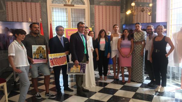 El alcalde y los ediles Rebeca Pérez y Jesús Pacheco junto a artistas murcianos y los diseñadores participantes en la cuarta edición de Made in Murcia El alcalde y los ediles Rebeca Pérez y Jesús Pacheco junto a artistas murcianos y los diseñadores participantes en la cuarta edición de Made in Murcia