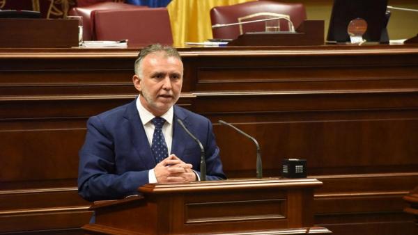 El presidente de Canarias, Ángel Víctor Torres, interviene desde la tribuna en el Parlamento de Canarias El presidente de Canarias, Ángel Víctor Torres, interviene desde la tribuna en el Parlamento de Canarias