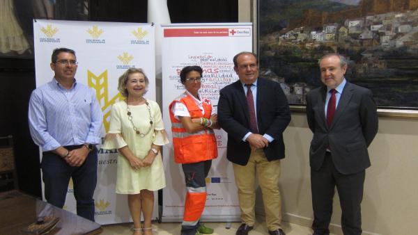 Miembros de Cruz Roja y Caja Rural de Extremadura en la presentación del balance de un programa de empleo Miembros de Cruz Roja y Caja Rural de Extremadura en la presentación del balance de un programa de empleo