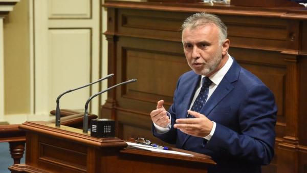 El presidente de Canarias, Ángel Víctor Torres, interviene desde la tribuna en el Parlamento de Canarias El presidente de Canarias, Ángel Víctor Torres, interviene desde la tribuna en el Parlamento de Canarias