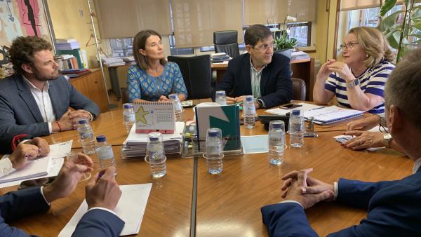 El consejero de Salud, Manuel Villegas (2d) mantuvo un encuentro con la presidenta del Colegio Oficial de Farmacéuticos de la Región de Murcia, Isabel Tovar (1d) El consejero de Salud, Manuel Villegas (2d) mantuvo un encuentro con la presidenta del Colegio Oficial de Farmacéuticos de la Región de Murcia, Isabel Tovar (1d)