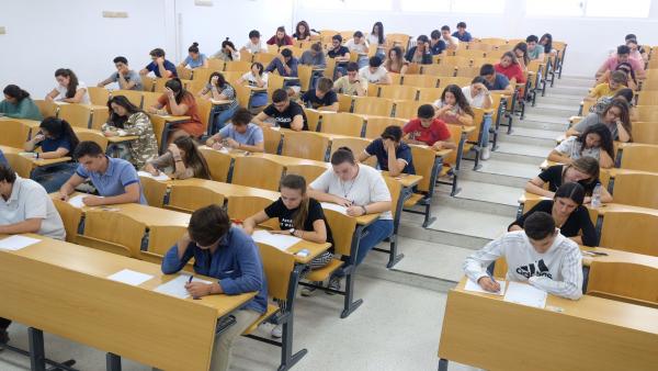 Examen de la convocatoria de septiembre de Selectividad en la Universidad de Sevilla. Examen de la convocatoria de septiembre de Selectividad en la Universidad de Sevilla.