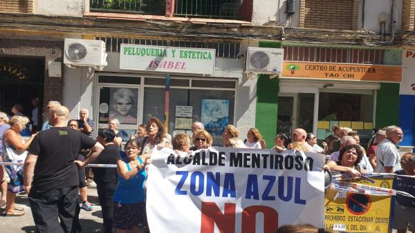 Vecinos se manifiestan contra la implantación del SARE en Cruz de Humilladero. Vecinos se manifiestan contra la implantación del SARE en Cruz de Humilladero.