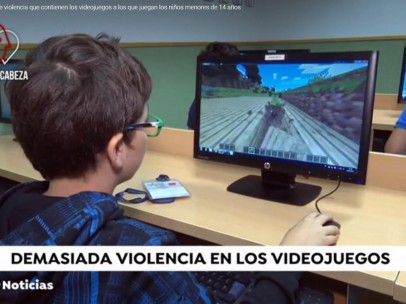Un niño jugando a 'Minecraft' en el ordenador