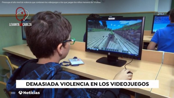 Un niño jugando a 'Minecraft' en el ordenador Un niño jugando a 'Minecraft' en el ordenador