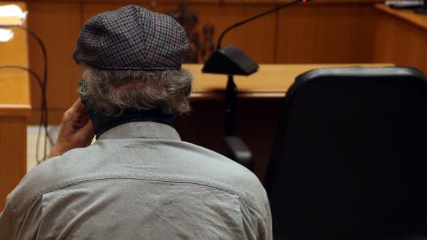 El acusado de abusar de menores en cines de la comarca barcelonesa del Maresme antes del juicio en la Audiencia de Barcelona, tapado con una gorra y una bufanda y sentado de espaldas. El acusado de abusar de menores en cines de la comarca barcelonesa del Maresme antes del juicio en la Audiencia de Barcelona, tapado con una gorra y una bufanda y sentado de espaldas.