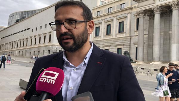 El secretario de Organización del PSOE de C-LM, Sergio Gutiérrez, en declaraciones a los medios frente al Congreso de los Diputados El secretario de Organización del PSOE de C-LM, Sergio Gutiérrez, en declaraciones a los medios frente al Congreso de los Diputados