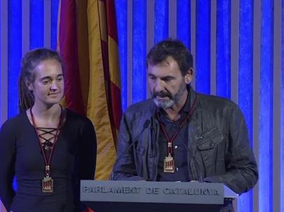 Carola Rackete, capitana del barco de rescate Sea-Watch, y Òscar Camps, máximo responsable de la ONG Open Arms, recibiendo la Medalla de Honor del Parlament de Cataluña.